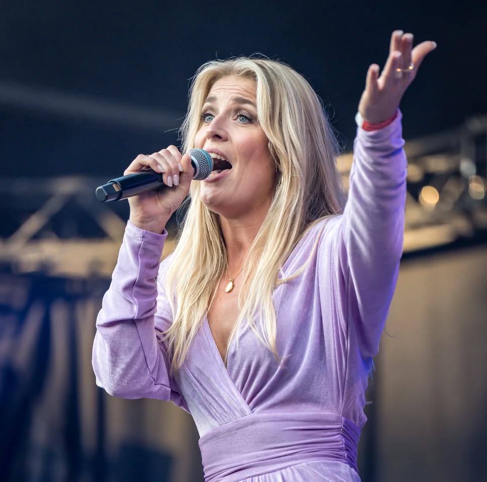 Eva zingt op het podium